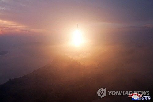 북한, ICBM 발사...전략미사일 능력 최신기록 갱신