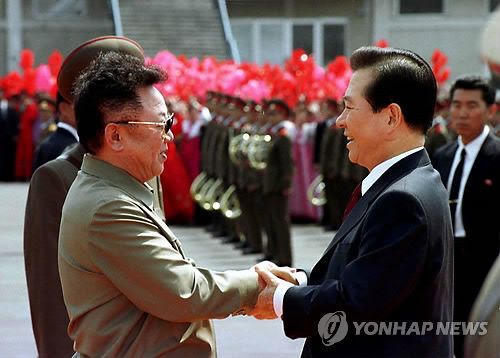 2000년 평양을 방문한 김대중 대통령이 김정일 국방위원장과 악수하는 모습
