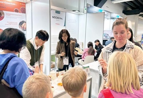 한국 건강간식·소스류 맛보는 바이어들