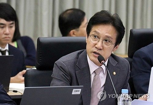 국감서 질의하는 신영대 의원