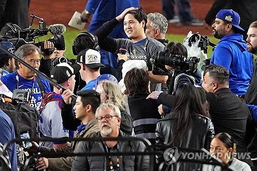 월드시리즈 우승 후 인터뷰하는 오타니 쇼헤이