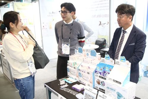 '한국상품박람회' 부스 찾은 관람객과 대화하는 에어랩 관계자들