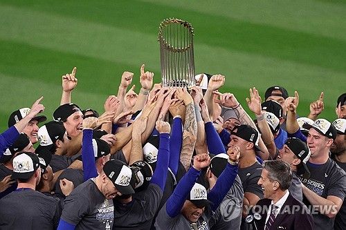 2024 MLB WS 우승 트로피를 맞잡은 다저스 선수단