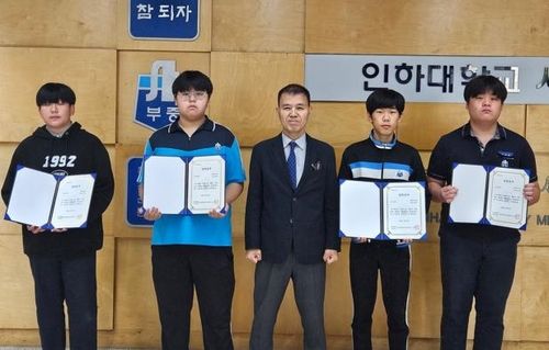 김창완(가운데) 인하부중 교장직무대리