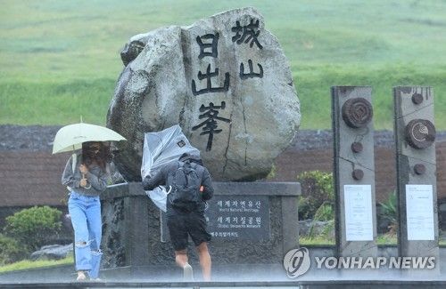 강한 비바람 몰아치는 제주