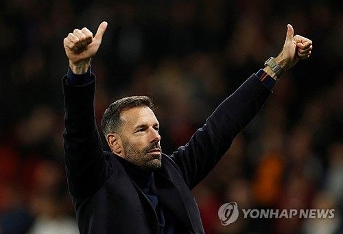 임시감독으로 맨유 승리 지휘한 판니스텔로이 코치