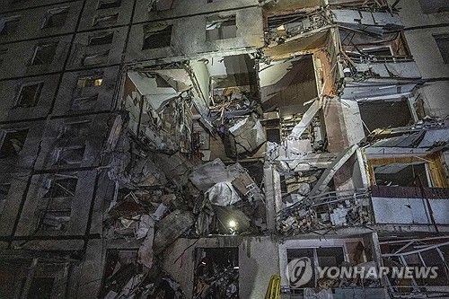 폭격 맞은 하르키우의 아파트