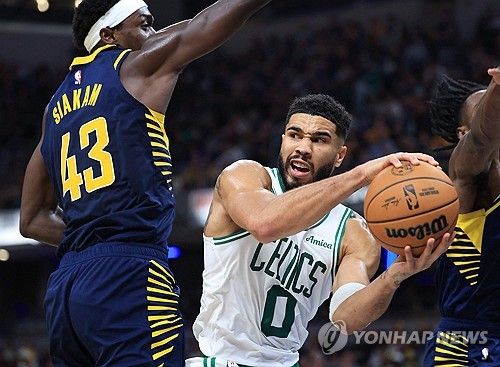 공을 잡은 테이텀