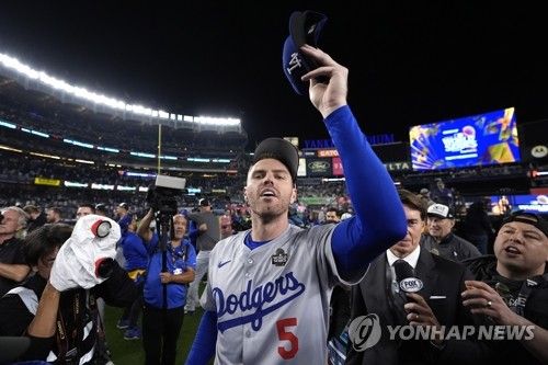 월드시리즈 우승에 환호하는 MVP 프리먼