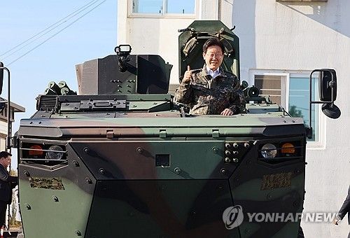 차륜형 장갑차 탑승한 이재명 대표