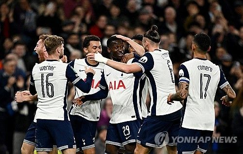 두 번째 골 넣은 사르와 기쁨 나누는 토트넘 선수들