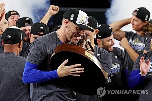 월드시리즈 MVP 트로피를 껴안은 프레디 프리먼