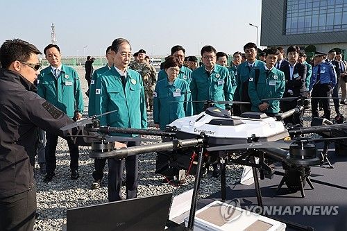 대테러 장비 관람하는 한덕수 국무총리