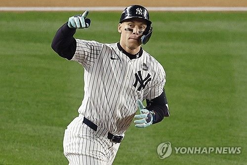 1회 2점 홈런을 치고 베이스를 도는 에런 저지