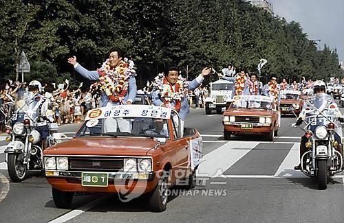 1984 LA 올림픽 우승 카퍼레이드 때의 하형주(중앙 왼쪽)와 장은경 감독