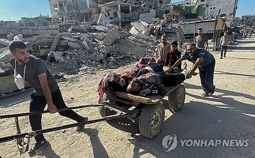 이스라엘 가자지구 폭격에 다친 이들 이송하는 주민들 [로이터 연합뉴스. 재판매 및 DB 금지] 