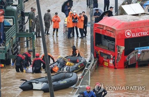 오송 지하차도에서 실종자가 수습되는 모습