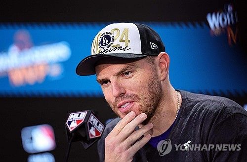 기자회견에서 질문에 답하는 프레디 프리먼