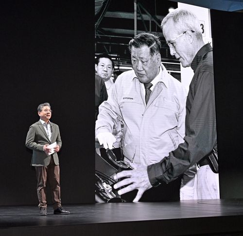 정몽구 명예회장의 수소 개발의지 설명하는 장재훈 현대차 사장 