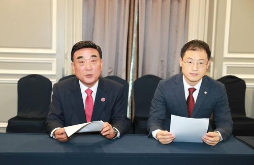 고려아연 주식 갖기 동참을 호소하는 김두겸 울산시장(왼쪽)