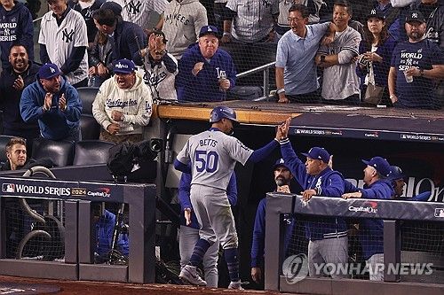 득점 후 동료 환대를 받는 다저스 무키 베츠