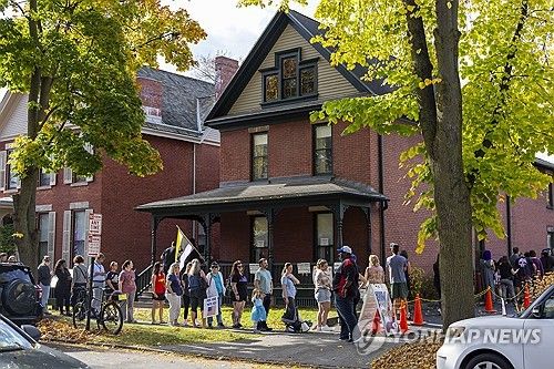 31일(현지시간) 미 뉴욕의 한 투표소 앞에서 줄 서 있는 유권자들 
