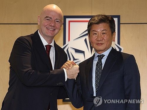악수하는 정몽규 축협 회장과 잔니 인판티노 FIFA 회장