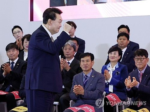 소상공인 격려하는 윤석열 대통령