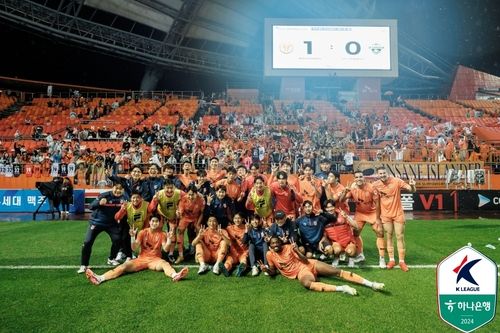 전북과 K리그1 35라운드에서 1-0 승리를 거두고 3연승에 기뻐하는 제주 선수단 