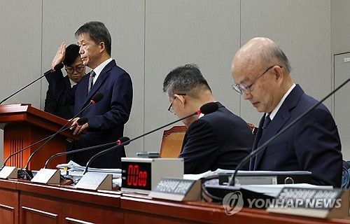 개별적으로 증인 선서하는 김용원 국가인권위원회 상임위원