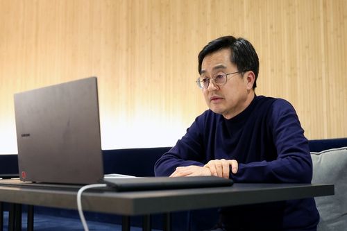 긴급 화상회의 주재하는 김동연 경기도지사