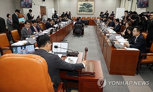 의사봉 두드리는 박찬대 위원장