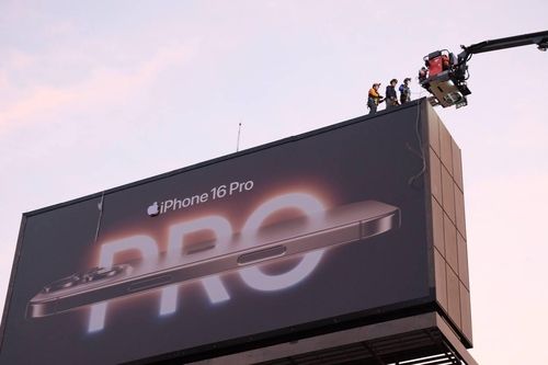 여의2교 인근 광고탑에서 고공농성 벌이던 건설노조원 2명