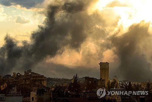 이스라엘군 공습으로 연기 피어오르는 레바논 동부 도시 바알베크 외곽 지역
