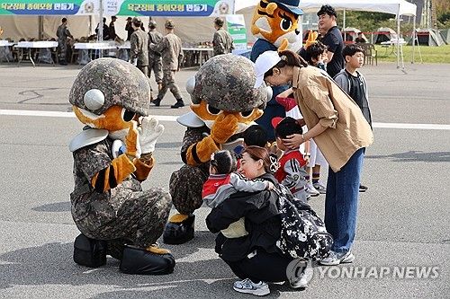 개막날부터 붐비는 계룡군문화축제