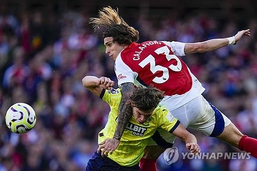 경합하는 사우샘프턴과 아스널 선수들