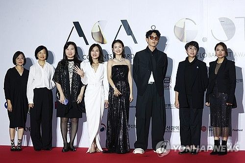 글로벌 OTT 어워즈 참석한 '불구선량적아문'팀