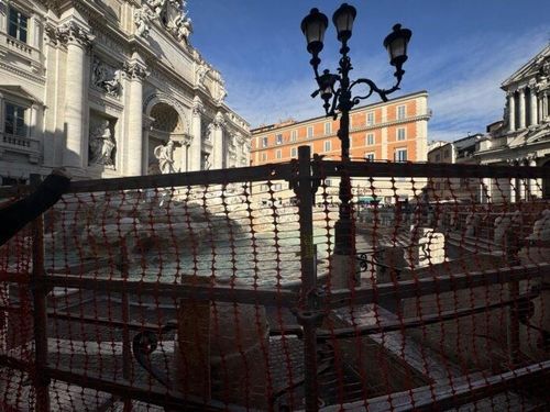 트레비 분수 주변을 둘러싼 주황색 그물 펜스