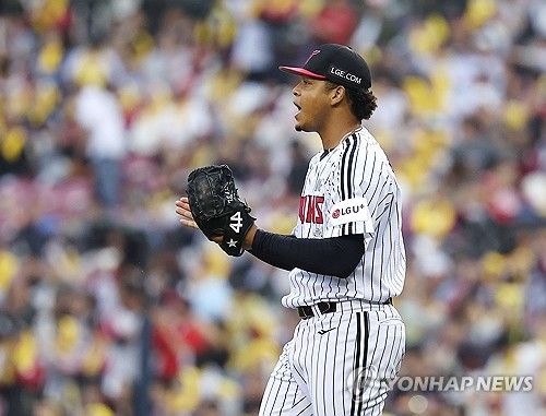 박수치는 LG 에르난데스