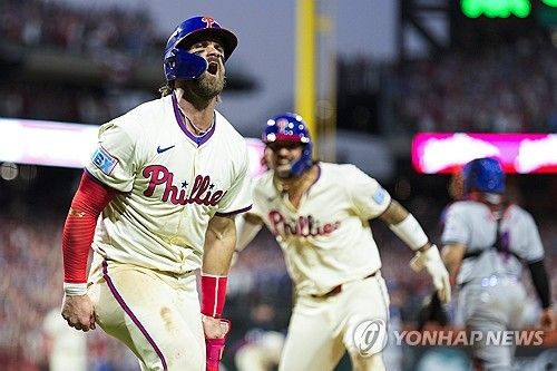 홈런을 치고 환호하는 브라이스 하퍼