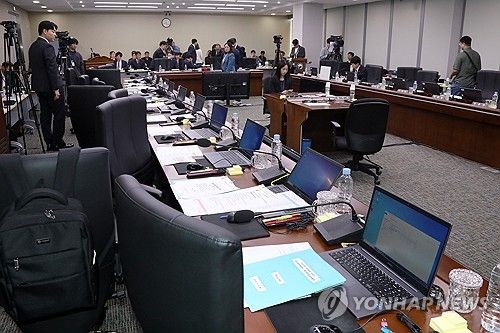 국회 정무위 국감, 시작하자마자 '정회'