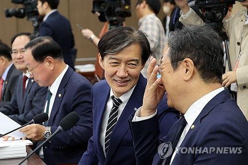 대화하는 조국 의원과 황희 의원