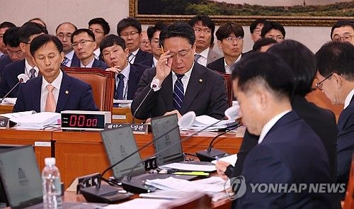 자료 살피는 강도형 해수부 장관