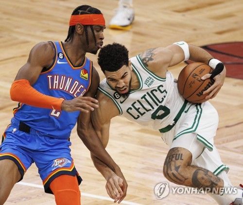 길저스 알렉산더(왼쪽)와 보스턴의 테이텀