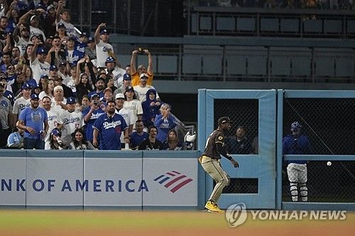 다저스 팬들과 설전 벌이는 프로파르