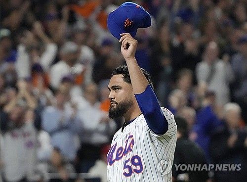 관중 기립박수에 화답하는 뉴욕 메츠 숀 머나이아