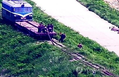 지난 6월 철도레일 제거 작업 중인 북한군