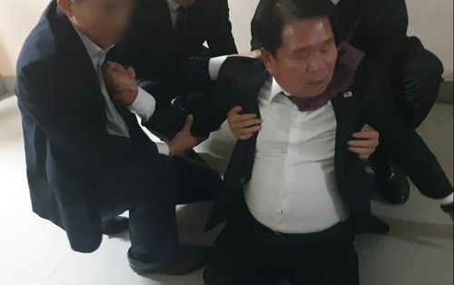 학교 현장서 실신한 신경호 강원교육감