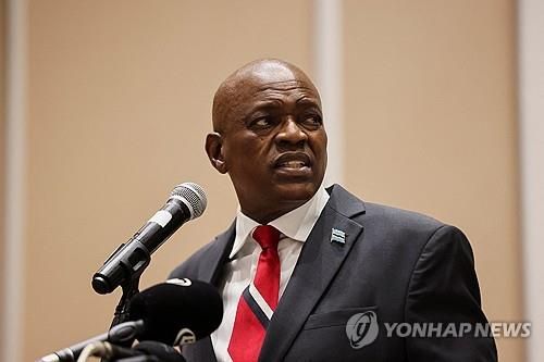기자회견 열고 총선 패배 승복하는 모퀘에치 마시시 보츠와나 대통령