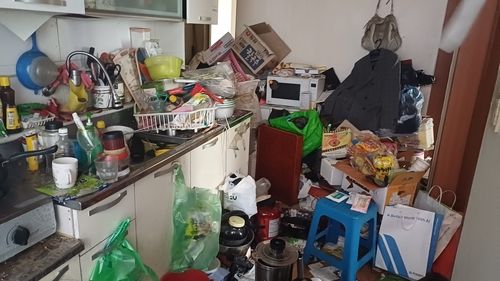 쓰레기로 가득 찬 주택